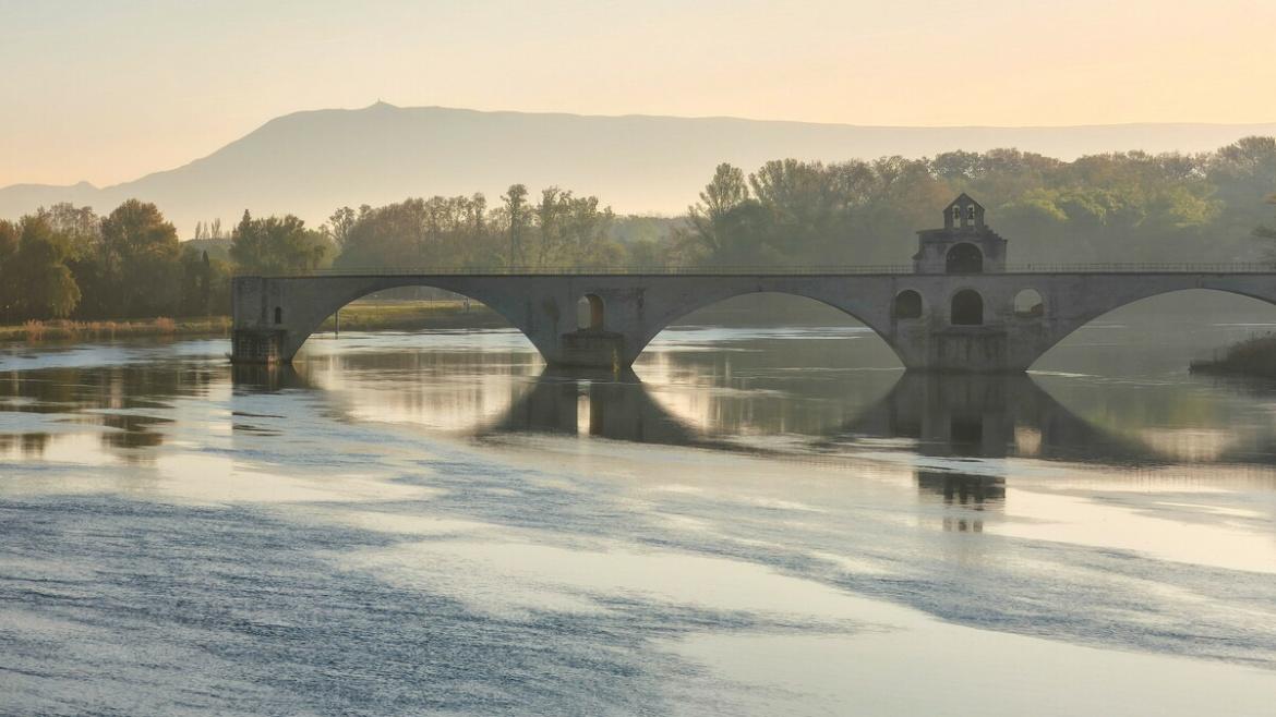 Pont Saint-Bénezet au lever du soleil